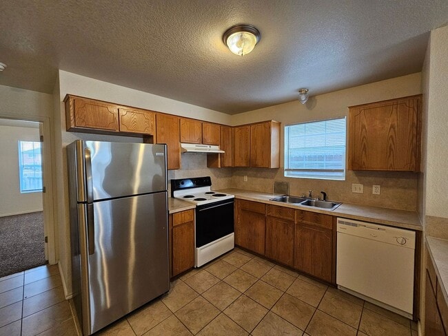 Photo - AVAILABLE NOW! Unidad 4005 Nadine Drive - D