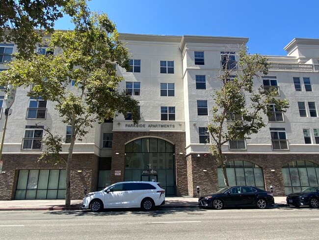 Building Photo - 400 W 9th St Unit #400