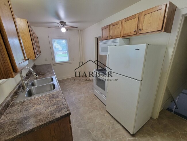 Building Photo - 907 8th St SE Unit 907.5