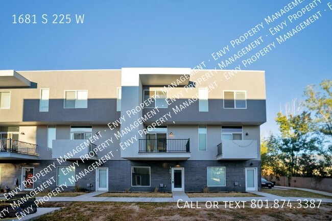 Beautiful 4 Bed - 3 Bath Townhome in Great... - Beautiful 4 Bed - 3 Bath Townhome in Great...