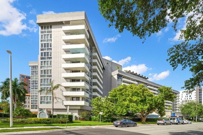 Building Photo - Charming 2-Bedroom, 1-Bathroom Fully Furnished Condo in the Heart of Downtown St. Petersburg! Unit 501