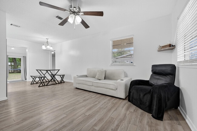 Photo - 313 Brackin St