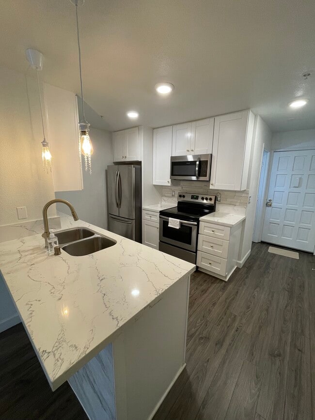 Building Photo - 4041 Oakcrest Dr Unit 101 Rental