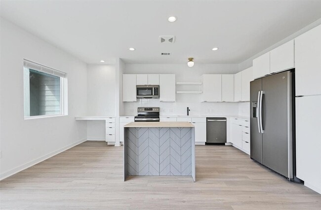Building Photo - 100 Mockingbird Ln W Unit 301 Rental