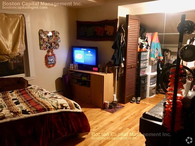 Building Photo - 42 Sewall St Unit 3 Rental