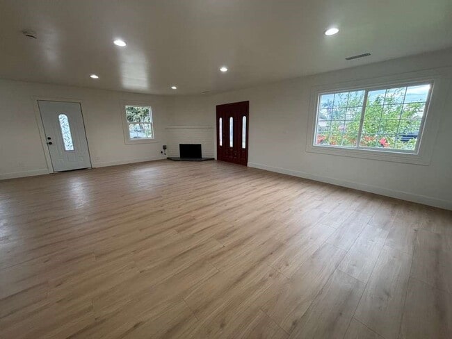 Photo - 7323 Luxor St