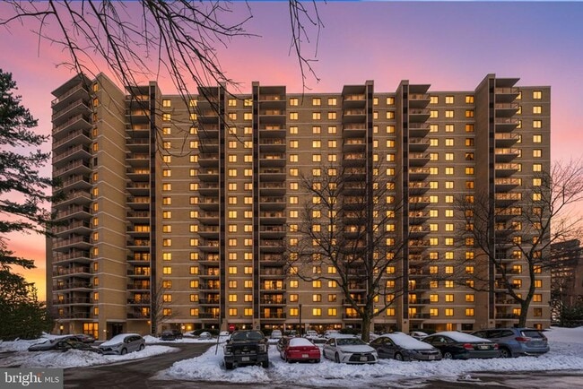 Building Photo - 307 Yoakum Pkwy Unit 920