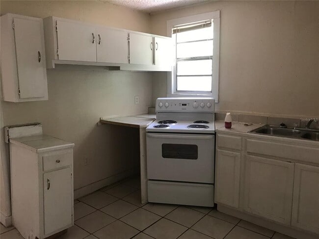 Photo - 622 Ave S NE