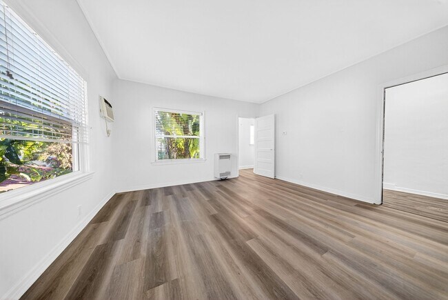 Photo - 5225-5271 De Longpre Ave