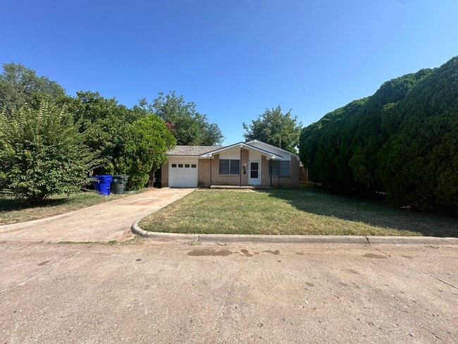 Building Photo - 3 bed 1.5 bath 1 car garage