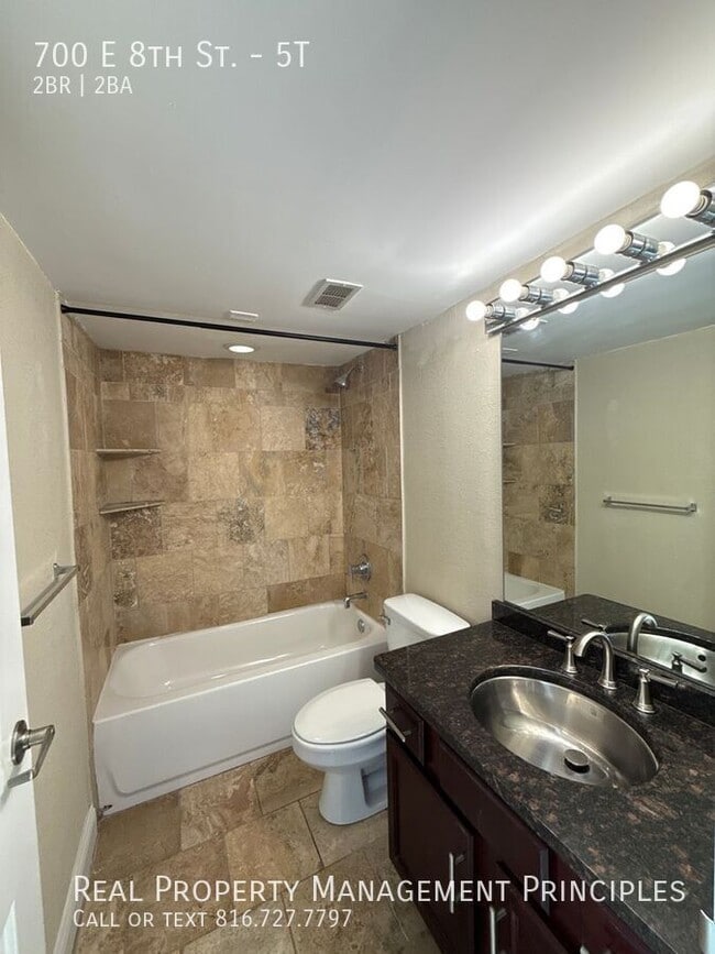 Photo - 700 E 8th St