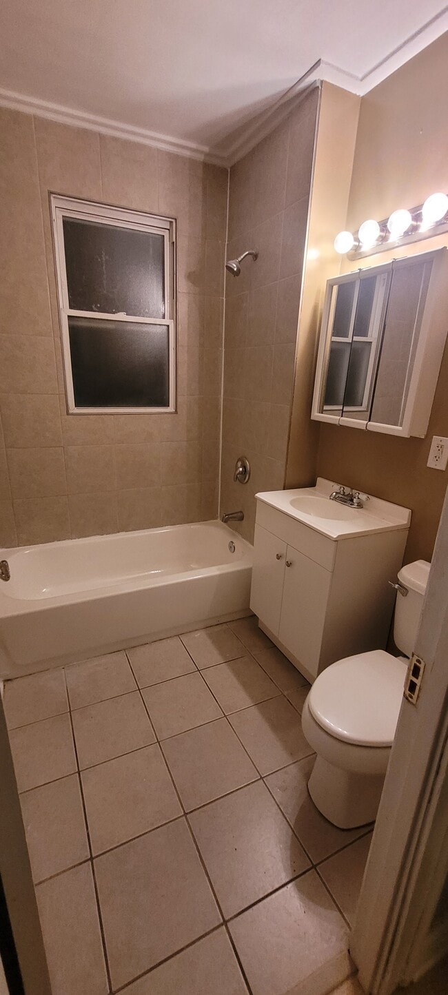 Bathroom - 915 W 95th St Unit 2e