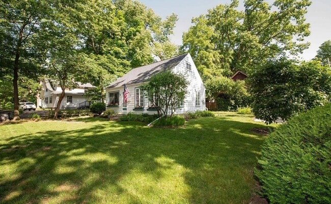 Photo - 2 bedroom House On Campus (Available for 3 People)