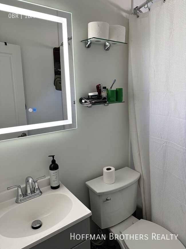 Photo - 1001 Hyperion Ave Unidad 107