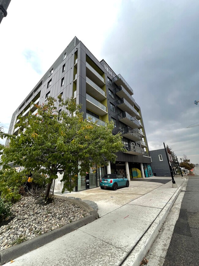 Building Photo - 388 King St E Unit 305