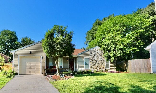 Building Photo - Adorable 3-Bedroom Home Ready 12-05-25!! Fenced Backyard - Pet Friendly - Open Floor-Plan!