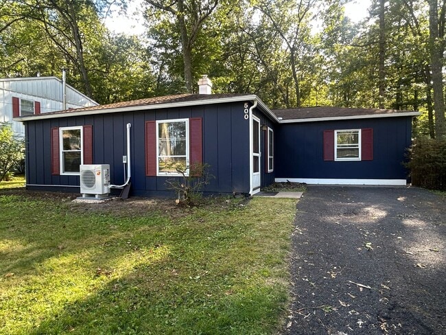 Building Photo - 3 bedroom, 2 bath Ranch House