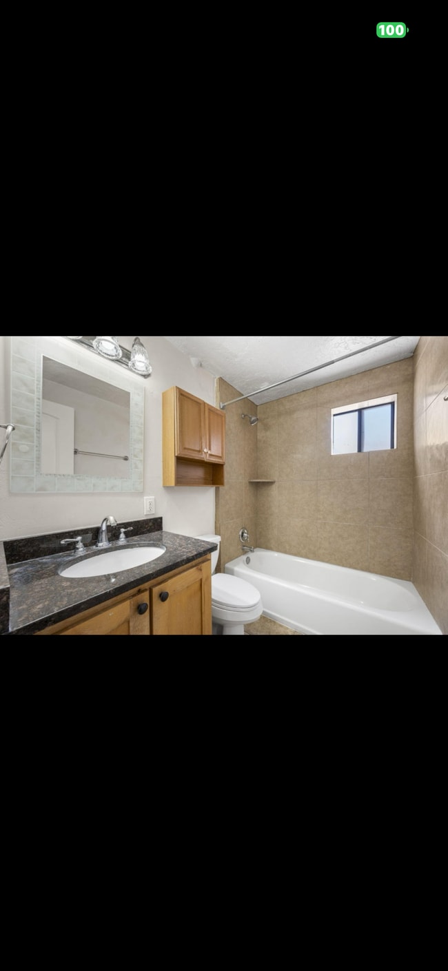 Photo - 461 Diagonal St