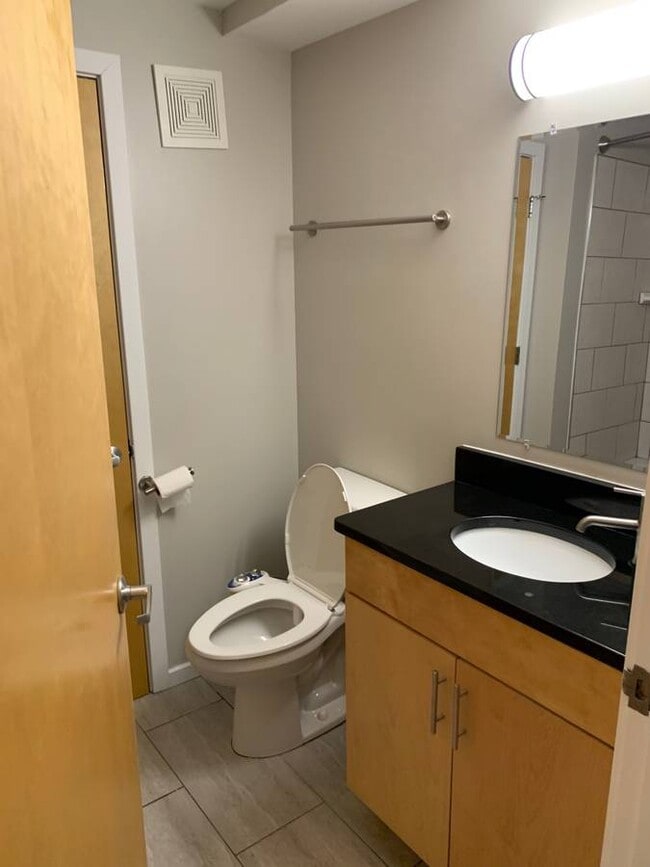 Upstairs Bath - 16 W Broad St Unidad Apartment 1