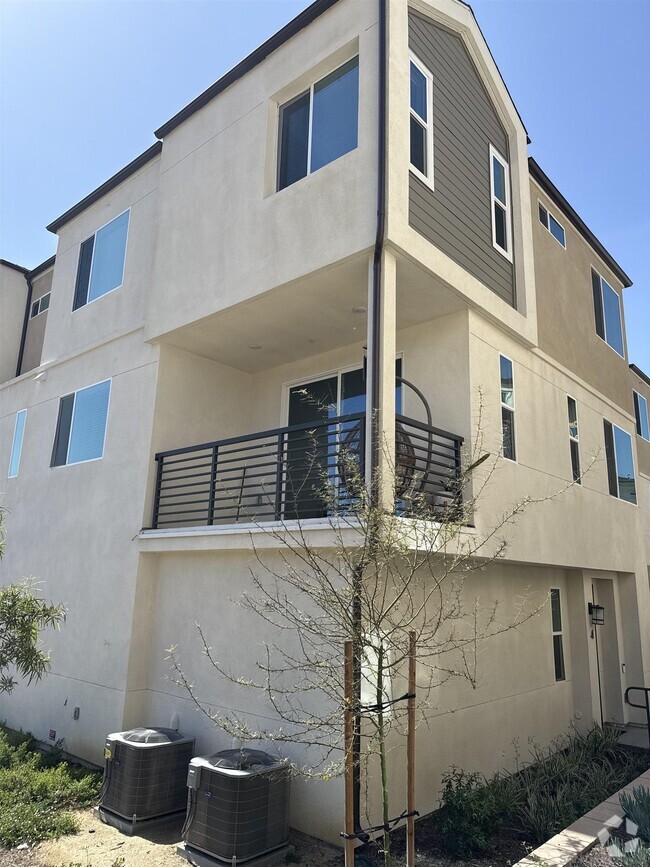 Building Photo - 796-796 Makani St Unit 2 Rental