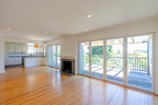 Building Photo - 5BR/3BA Remodeled Mid Century Modern Home!...