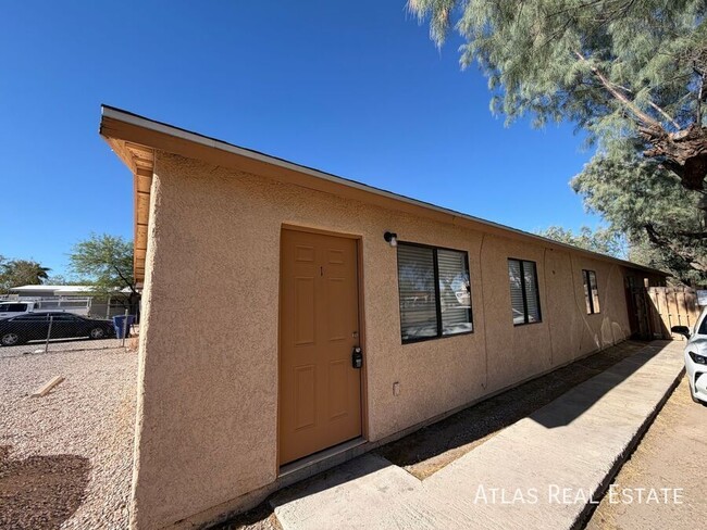 Building Photo - 506 N Iroquois Ave Unit 1