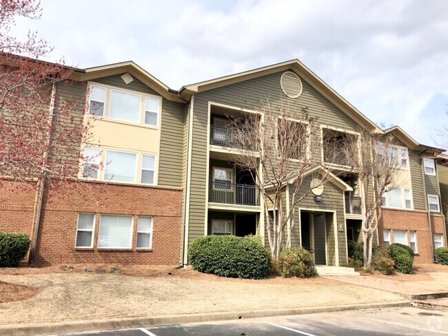 Building Photo - 3 Bedroom 2 Bath Condo Walking Distance to...