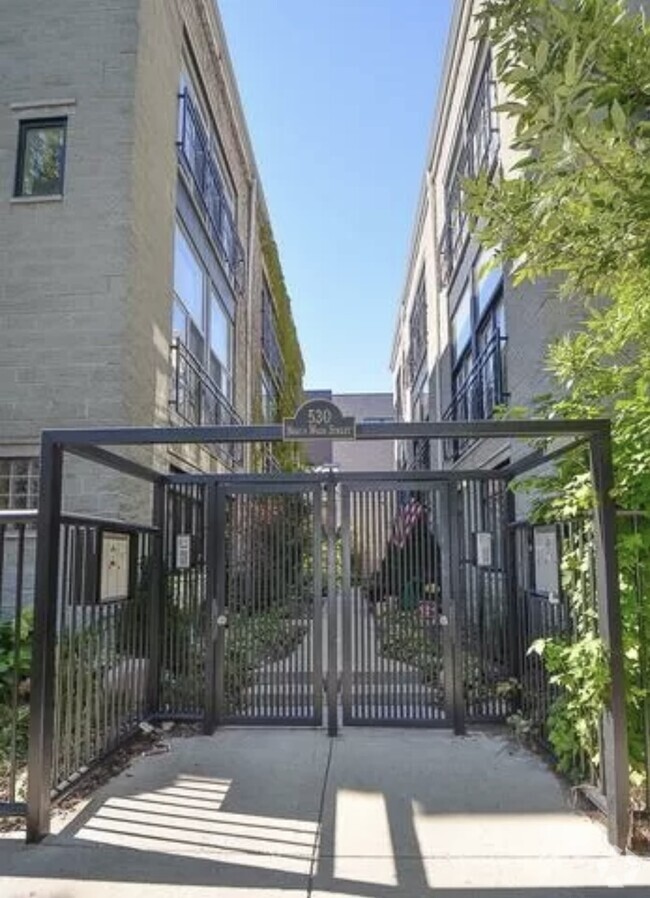 Building Photo - 530 N Wood St Rental