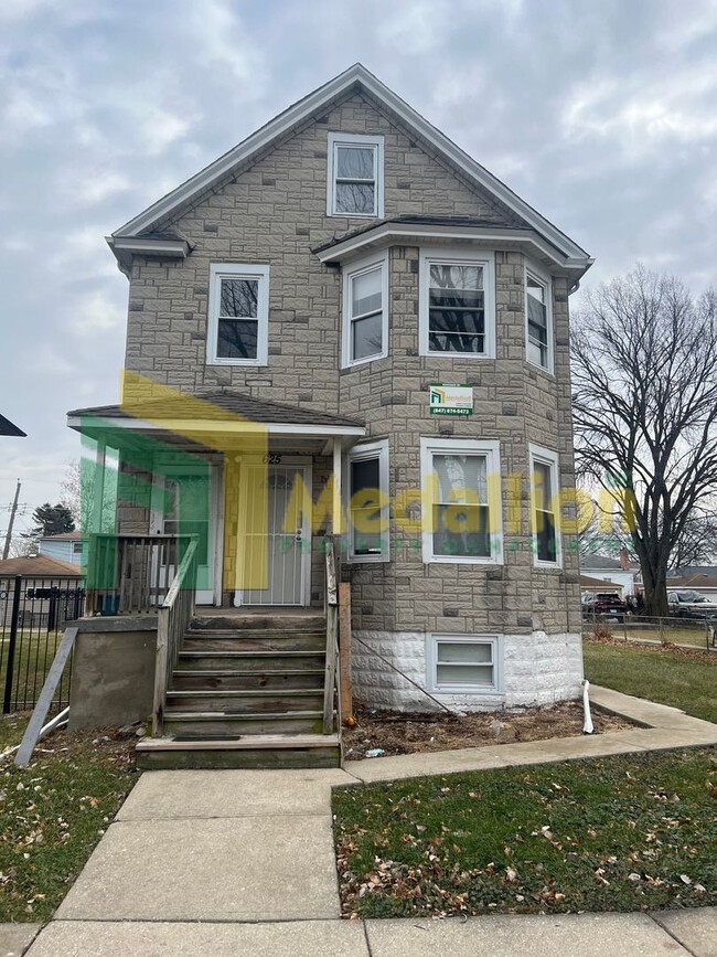 Building Photo - 4-Bedroom Duplex Downstairs Unit DOWN