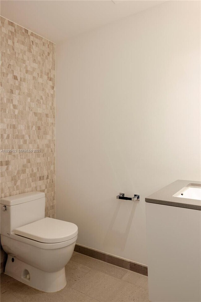 Photo - 68 SE 6th St Unidad 2112