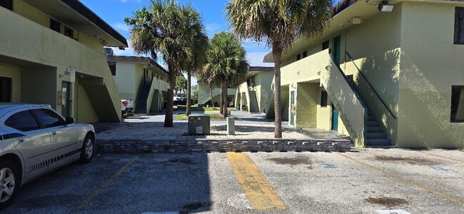 Building Photo - 2252 NW 183rd St Unit 4