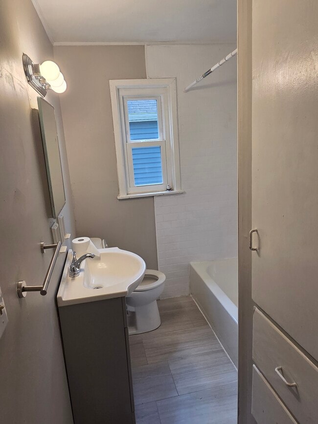 Bath - 869 Palmer Rd