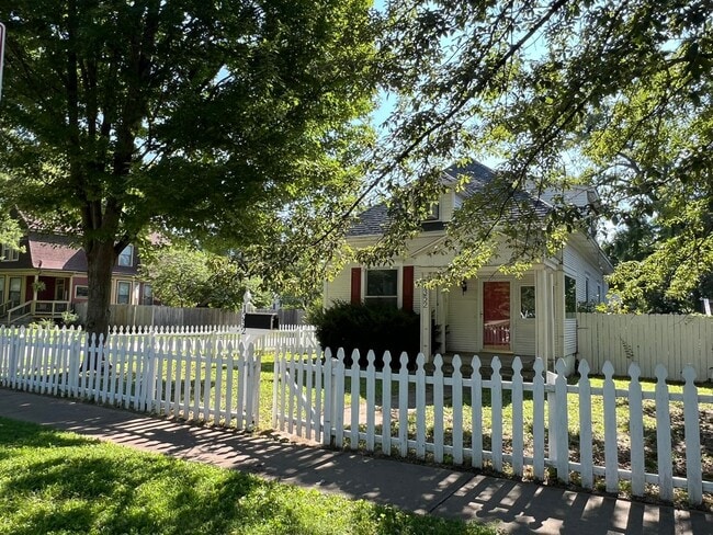 Building Photo - COMING SOON! 3 Bedroom, 2 Bath