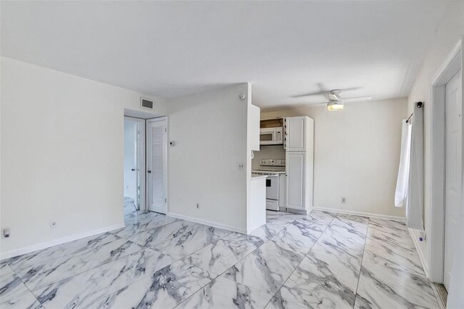 Building Photo - 1405 Miami Rd Unit 5