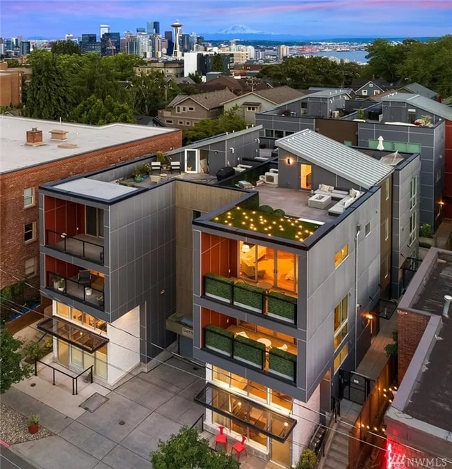 Building Photo - Stunning 2 Bed 3 Bath Home in Queen Anne