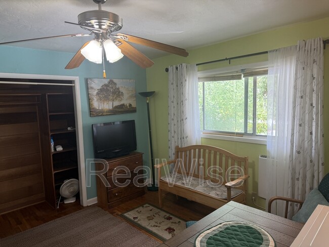 Photo - 602 Schroeder Ln Unit B