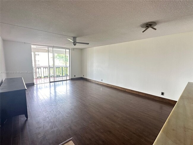 Photo - 900 NE 12th Ave Unidad 501