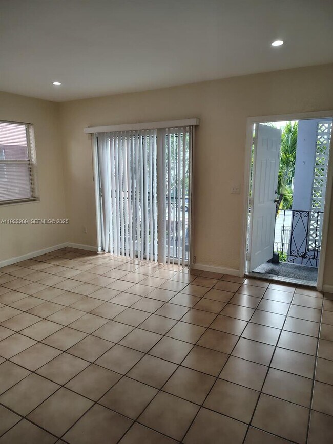 Photo - 521 NE 62nd St Unidad 4