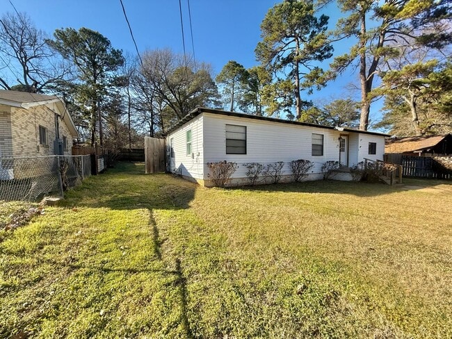 Photo - 4-bed, 3-bath, HUGE yard!