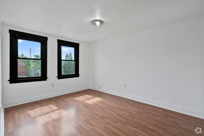 Building Photo - 3 bed 1 bathroom - central air, outdoor sp... Rental