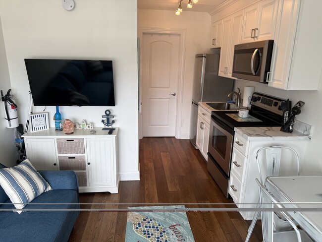 Building Photo - 1515 Boulevard Unit 25