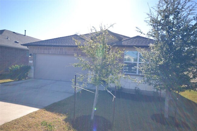 Building Photo - 717 Mais Dr