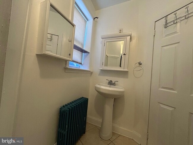 Photo - 1860 Wakeling St