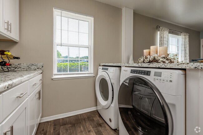 2BR, 1.5BA - 936SF - Laundry