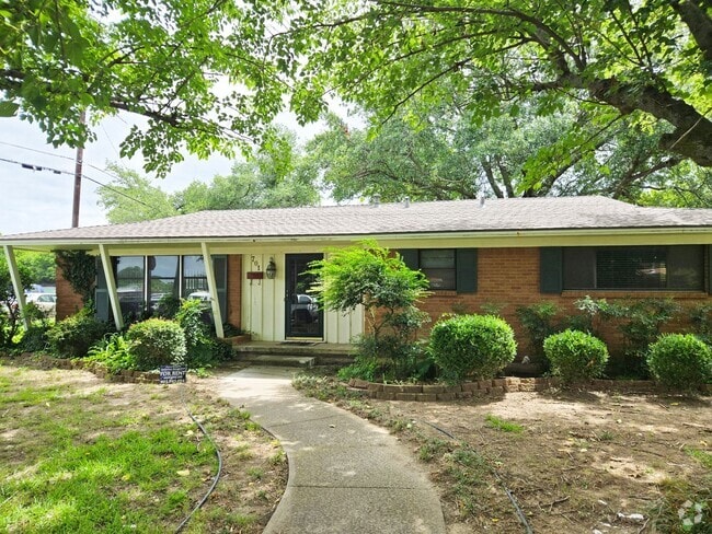 Building Photo - 3/2/2 with Classic Charm in Southeast Sherman Rental