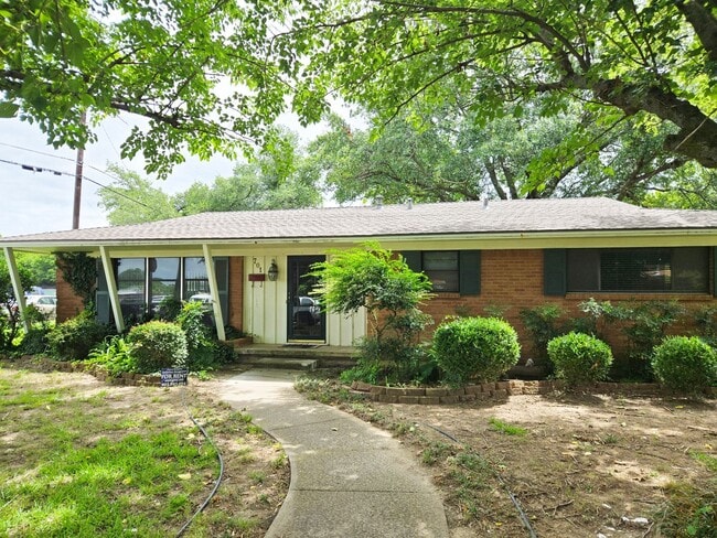 3/2/2 with Classic Charm in Southeast Sherman - 3/2/2 with Classic Charm in Southeast Sherman House