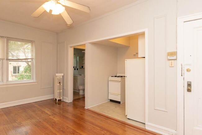 Building Photo - 2831 N Burling St Unit A07C Rental