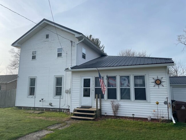 Photo - 218 E Holcomb St