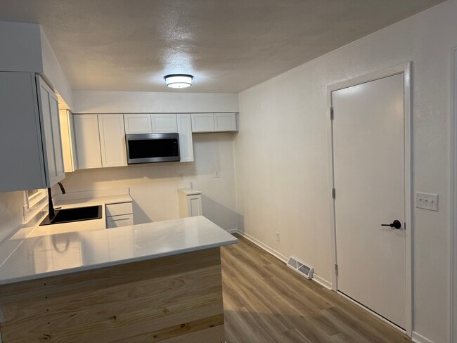 Building Photo - 250 Westridge Rd Unit Tom Scalissi