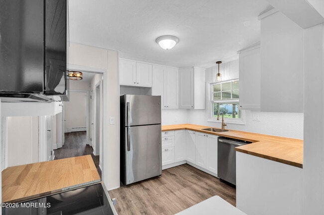 Building Photo - 633 Agnes Ave